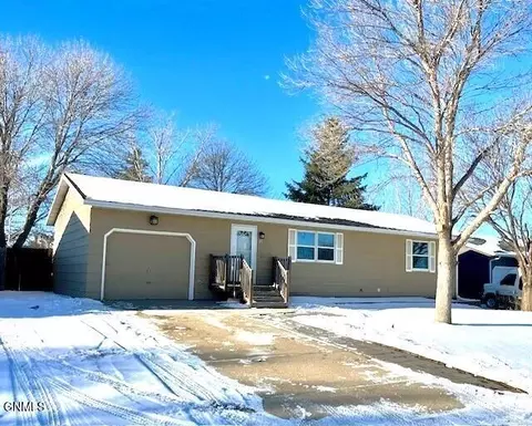 27 Custer Dr, Lincoln, ND 58504