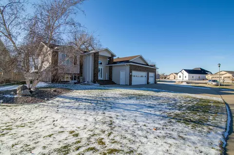 3214 Bay Shore Bnd SE, Mandan, ND 58554