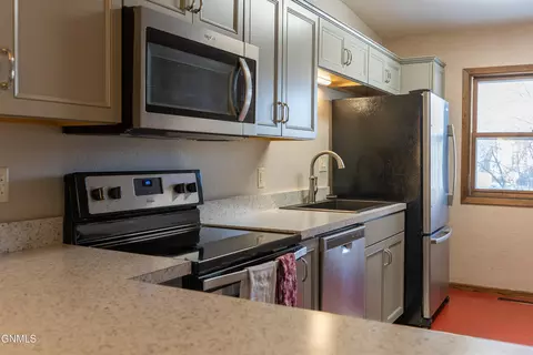 Kitchen - 605 Craig Dr NW, Mandan, ND 58554 photo 1 of 3