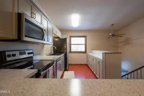 Kitchen - 605 Craig Dr NW, Mandan, ND 58554 photo 2 of 3