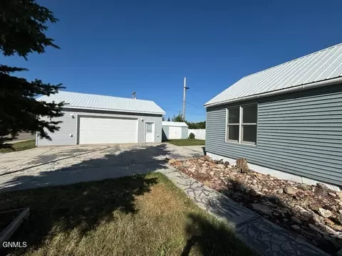 Exterior - 536 3rd St SE, Stanley, ND 58784 photo 1 of 2