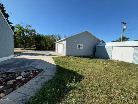 Exterior - 536 3rd St SE, Stanley, ND 58784 photo 2 of 2