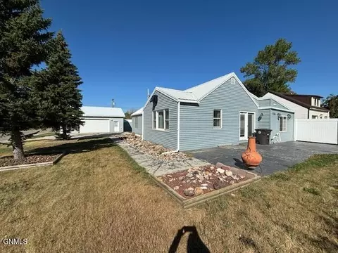 536 3rd St SE, Stanley, ND 58784