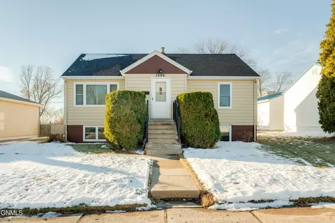 1208 11th St N, Bismarck, ND 58501