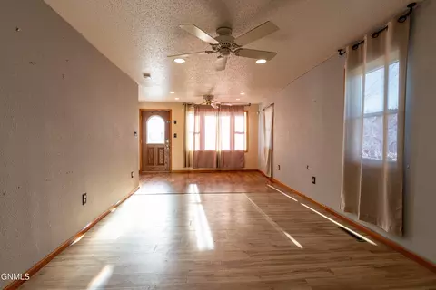 225 9th St E, Dickinson, ND 58601 photo 9