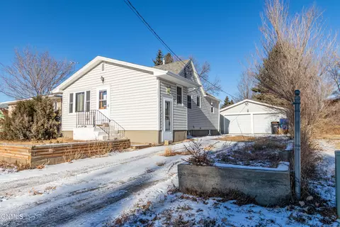 225 9th St E, Dickinson, ND 58601 photo 2