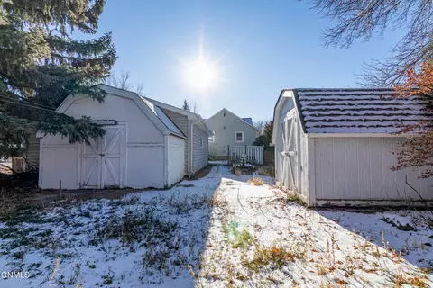 225 9th St E, Dickinson, ND 58601 photo 3