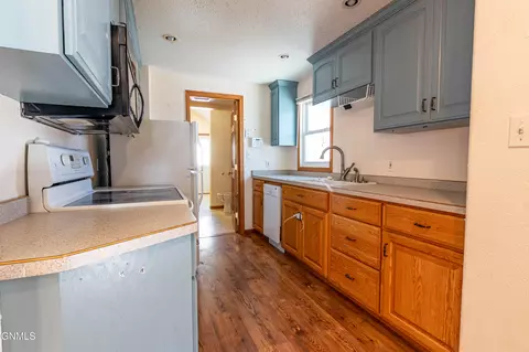 225 9th St E, Dickinson, ND 58601 photo 6