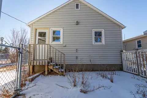 225 9th St E, Dickinson, ND 58601 photo 4