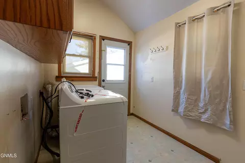 225 9th St E, Dickinson, ND 58601 photo 15