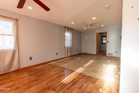 225 9th St E, Dickinson, ND 58601 photo 8