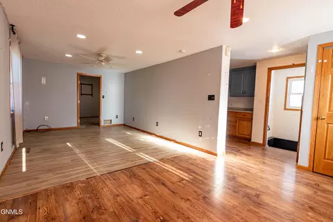 225 9th St E, Dickinson, ND 58601 photo 11