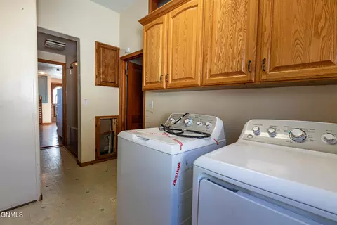 225 9th St E, Dickinson, ND 58601 photo 16