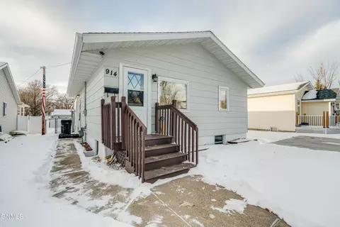 914 13th St, Bismarck, ND 58501