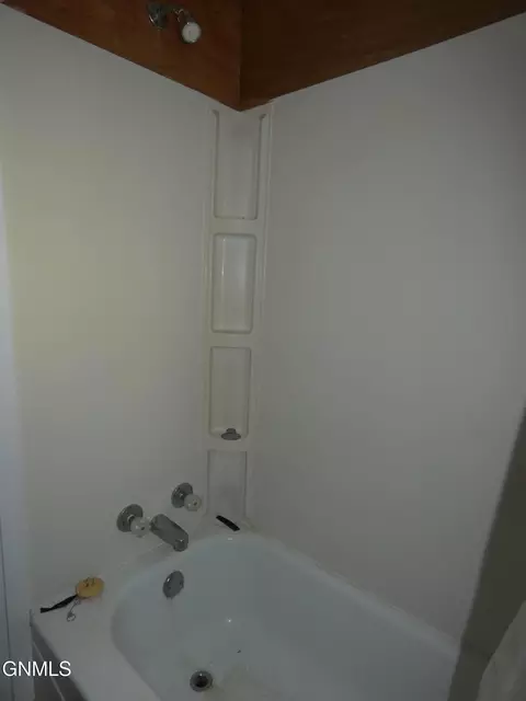 Bath - 408 5th St E, Napoleon, ND 58561 photo 4 of 4