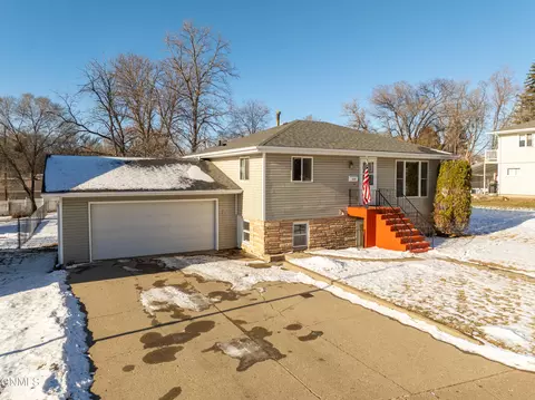 418 21st St N, Bismarck, ND 58501
