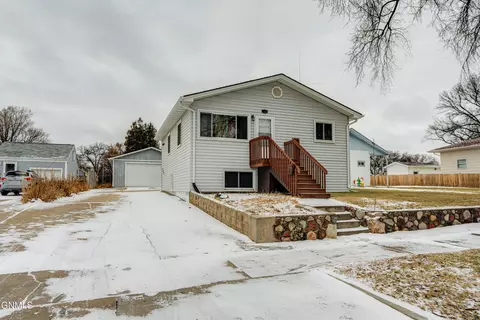 714 13th St, Bismarck, ND 58501