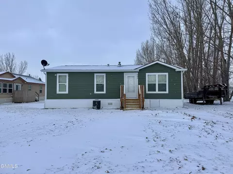 906 9th St S, Fairview, MT 59221
