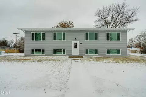 117 3rd St, Center, ND 58530
