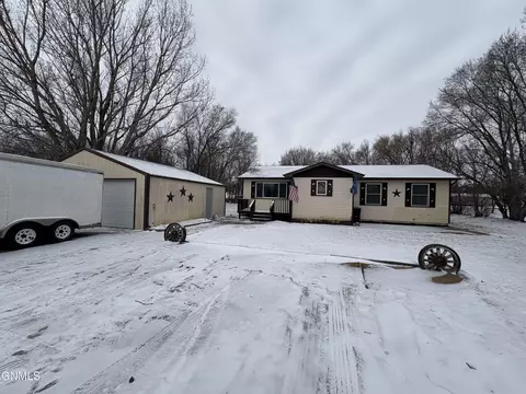 4017 3rd Ave E, Williston, ND 58801 photo 2