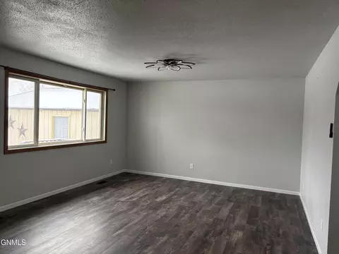 4017 3rd Ave E, Williston, ND 58801 photo 6