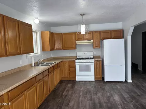 4017 3rd Ave E, Williston, ND 58801 photo 4