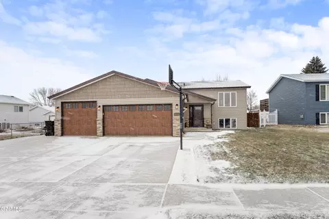 4014 S Arlington Dr, Bismarck, ND 58503