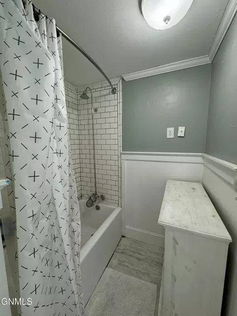 Bath - 821 Main St, Williston, ND 58801 photo 2 of 3