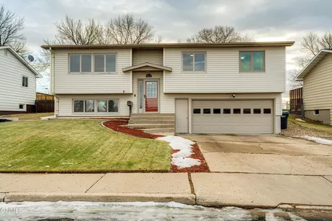 607 12th St NW, Mandan, ND 58554