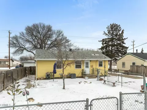 909 18th St W, Williston, ND 58801 photo 7