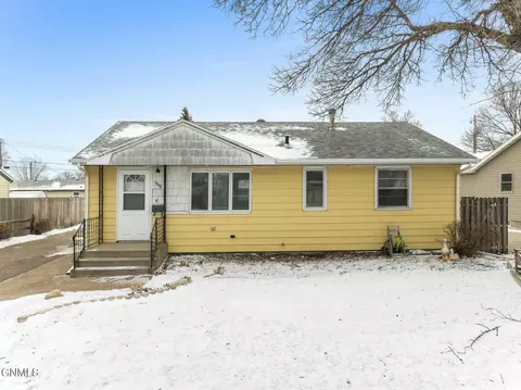909 18th St W, Williston, ND 58801 photo 2