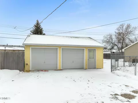 909 18th St W, Williston, ND 58801 photo 4
