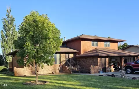 1168 Senior Ave, Dickinson, ND 58601
