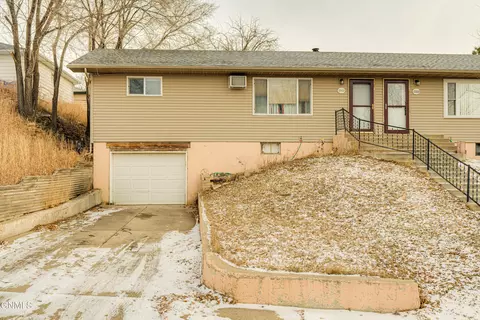 1002 3rd Ave NW, Mandan, ND 58554 photo 1