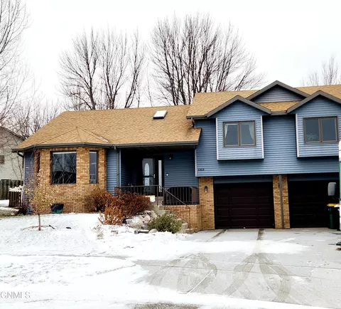 1313 Canyon Cir, Bismarck, ND 58503