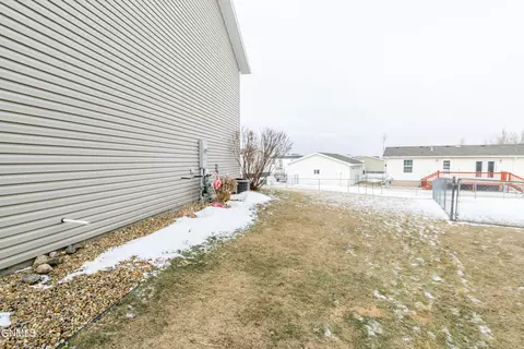 1728 Calgary Loop, Bismarck, ND 58503 photo 34