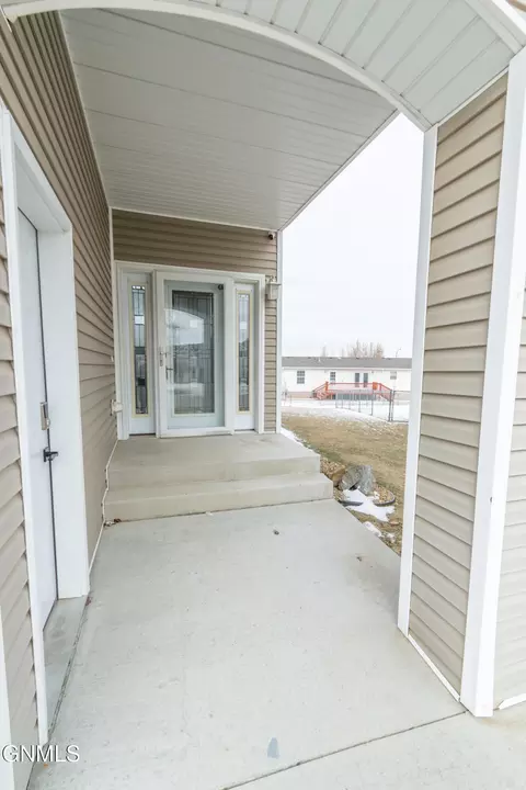 1728 Calgary Loop, Bismarck, ND 58503 photo 5