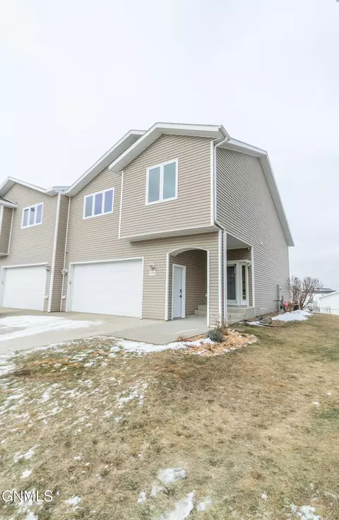 1728 Calgary Loop, Bismarck, ND 58503 photo 3