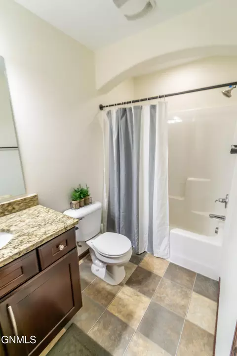 1728 Calgary Loop, Bismarck, ND 58503 photo 11