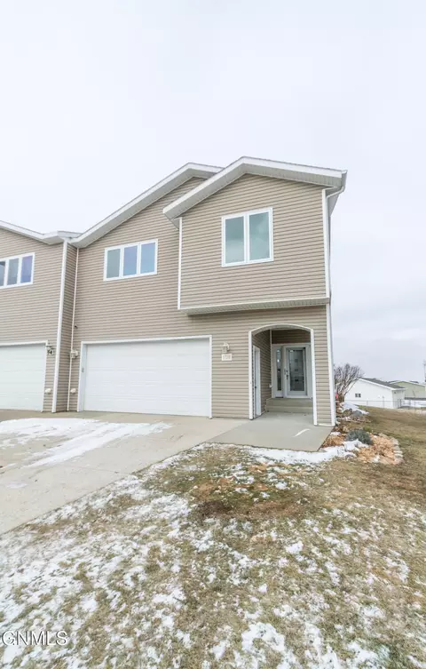 1728 Calgary Loop, Bismarck, ND 58503 photo 2
