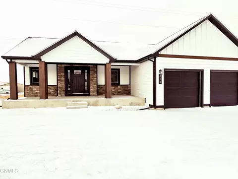 212 7th Ave NE, Watford City, ND 58854