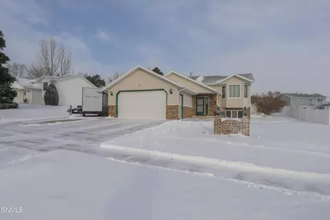 926 Mahone Ave, Bismarck, ND 58503