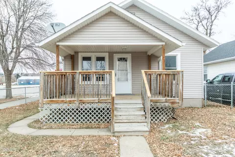 1010 4th St SW, Mandan, ND 58554