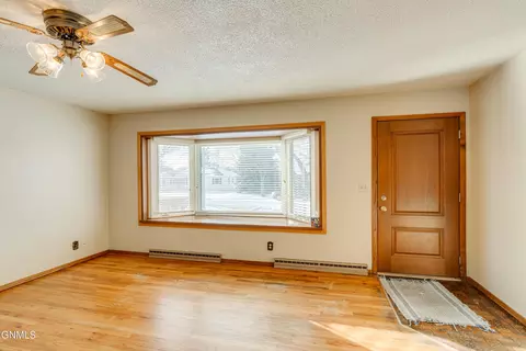 1823 Ryan Dr, Bismarck, ND 58501 photo 2