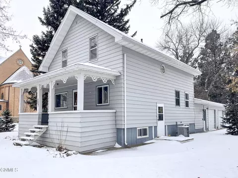 307 3rd St N, Strasburg, ND 58573