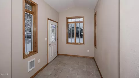 107 15th Circle Dr, Beulah, ND 58523 photo 3
