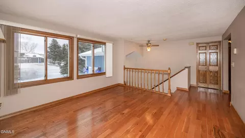 107 15th Circle Dr, Beulah, ND 58523 photo 5