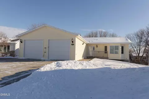 3111 Sheridan Cir, Bismarck, ND 58503