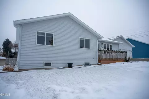801 Custer Dr, Mandan, ND 58554 photo 2