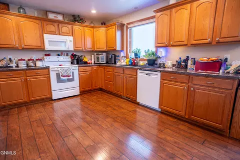 801 Custer Dr, Mandan, ND 58554 photo 9